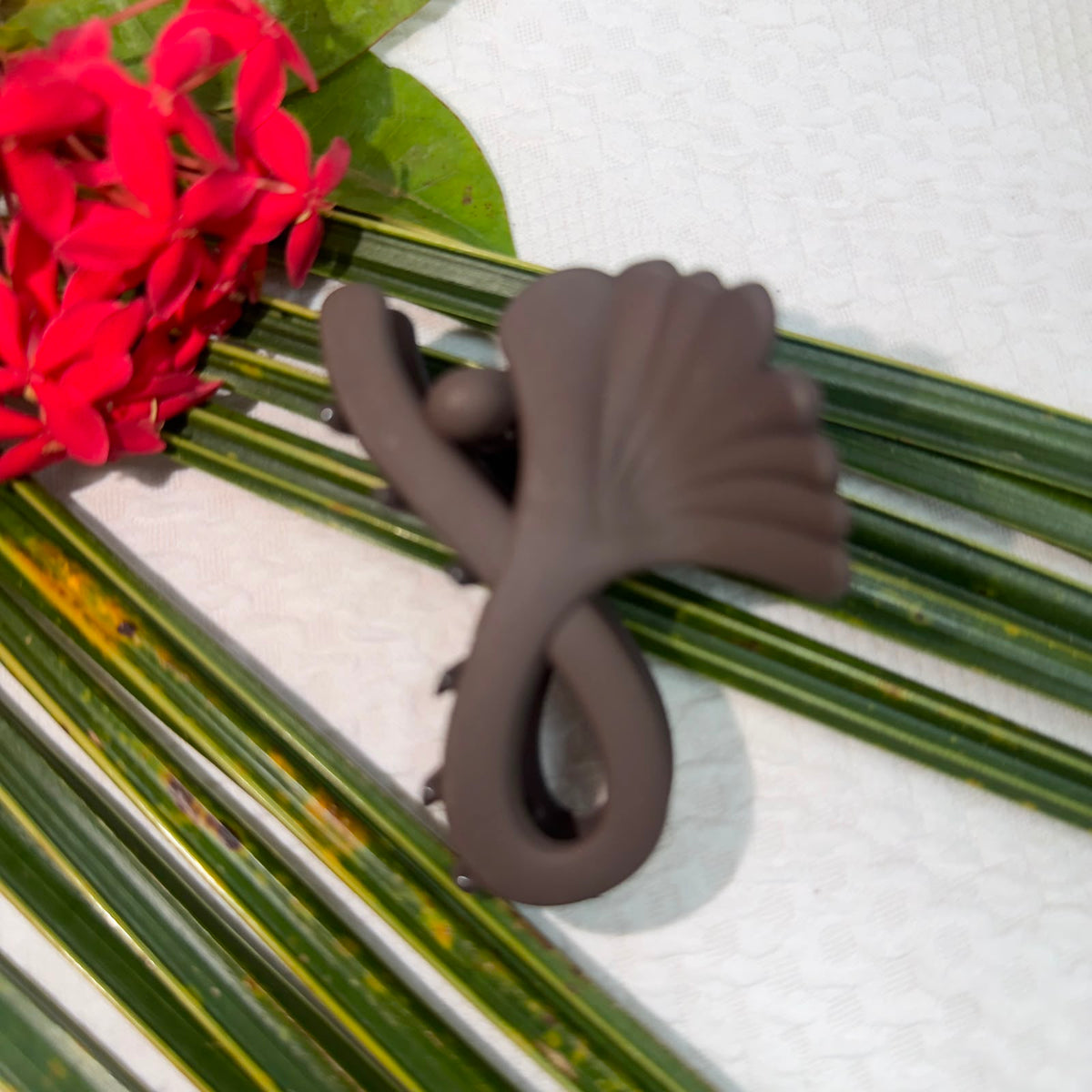 Matte Charcoal Dark Grey Ginkgo Leaf Hair Claw Clip | Non-Slip Elegant Hair Clutcher