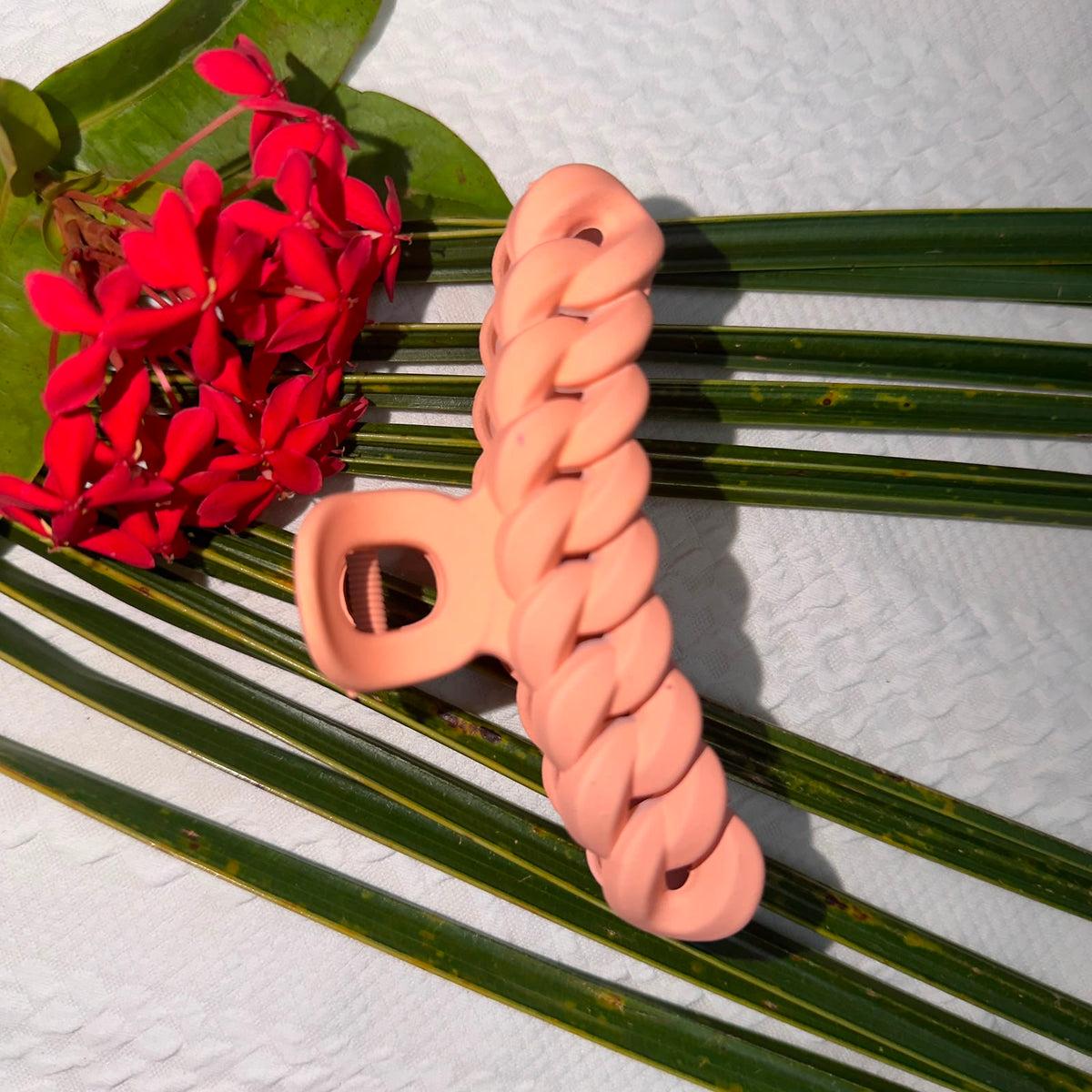 Matte Pastel Peach Cuban Chain Link Curved Hair Claw Clip | Non-Slip Streetwear Clutcher