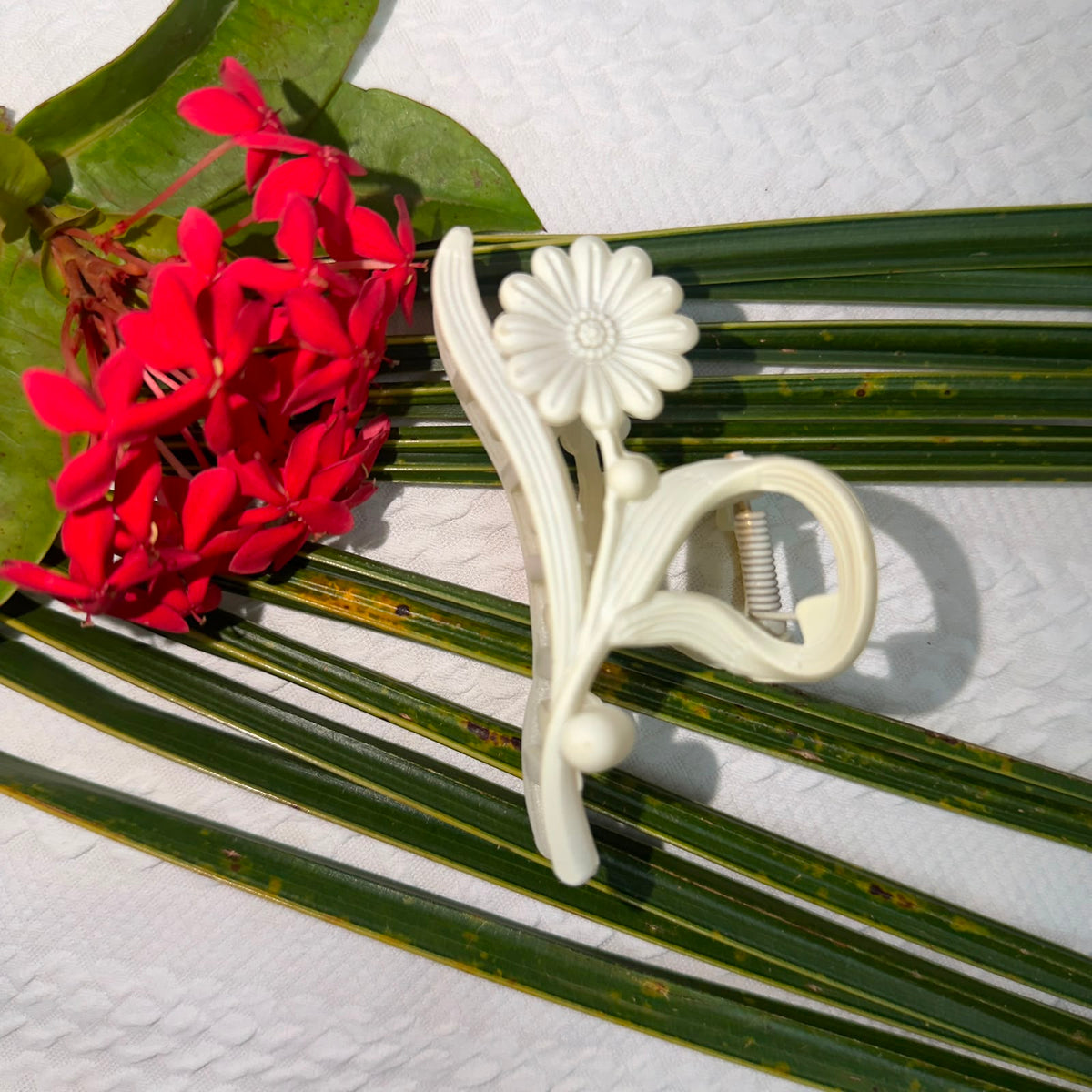 Matte Milky White Single Daisy Stem Hair Claw Clip | Minimalist Floral Long Clutcher