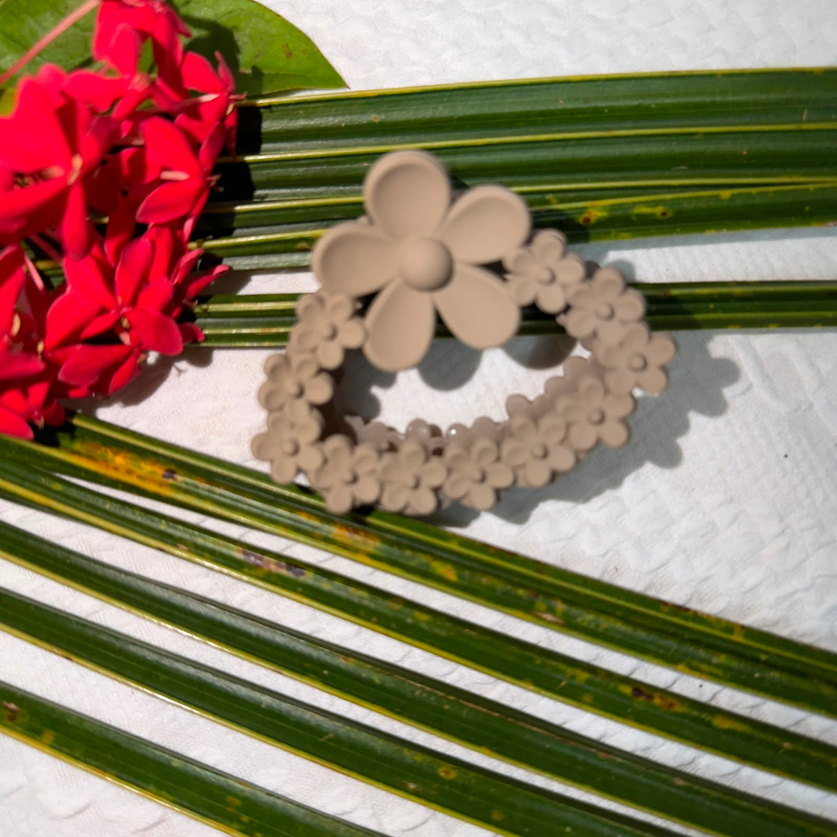 Matte Cocoa Brown Heart Multi-Flower Hair Claw Clip