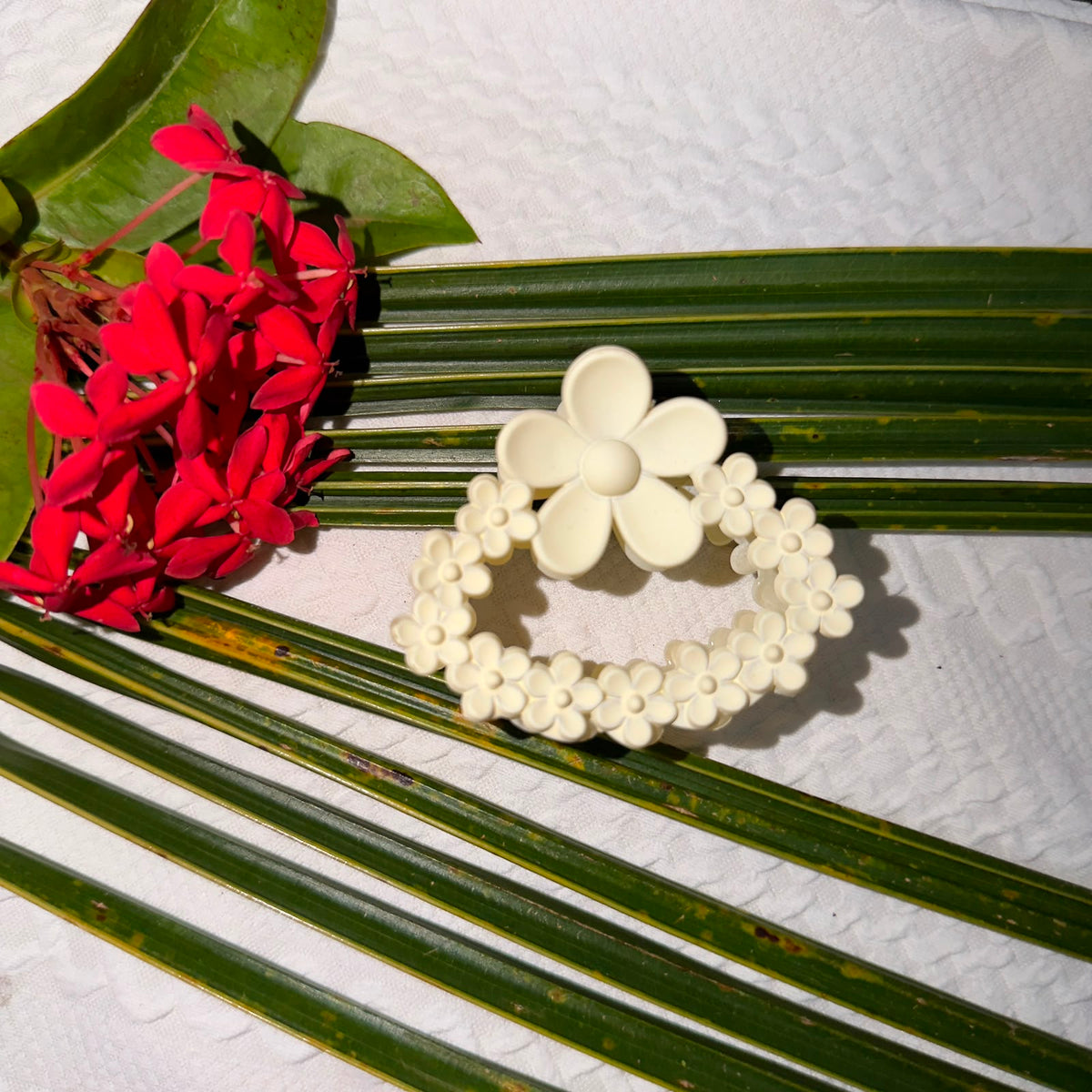 Matte Cream White Heart Multi-Flower Hair Claw Clip